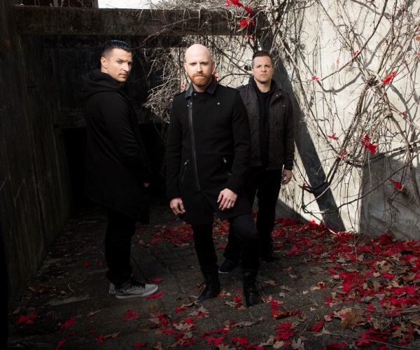 Satoru2B's tweet photo. @redmusiconline Es una excelente banda conocida por interpretar música rock cristiana que incorpora otros sonidos como #rockalternativo, #metalalternativo, #hardrock, #heavymetal y #postgrunge. Una súper canción de ellos es #AlreadyOver.
#código1103  #MelancolíA 
@fondo_forma https://t.co/ZbtrUTg8CE