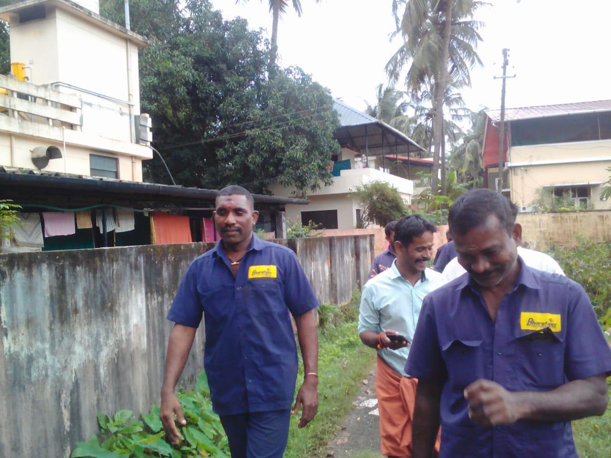 BPCLLPG's tweet photo. Team #Bharatgas already on the ground to help the ppl to start cooking in their kitchens... Additional mechanics on ground to serve the customers to bring back to normalcy 
#KeralaWeAreWithYou @PetroleumMin @dpradhanbjp @AshutoshJindalS @cmdbpcl @singharunbpcl @ISrinivasRao2 https://t.co/kgsbCIeWTS