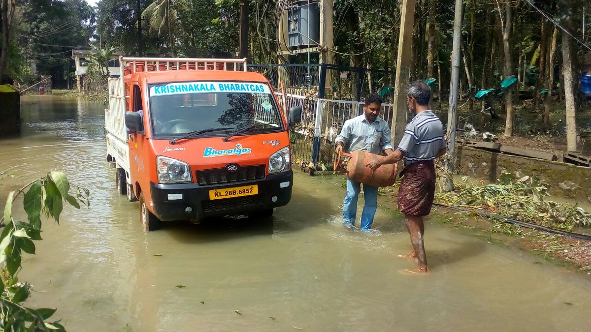 BPCLLPG's tweet photo. Kerala is getting back to normalcy, #Bharatgas on roads to deliver cyls to valued customers to enable them to cook food at home 
#KeralaWeAreWithYou @dpradhanbjp @AshutoshJindalS @cmdbpcl @singharunbpcl @ISrinivasRao2 @BPCLimited https://t.co/DN0brQlPgg