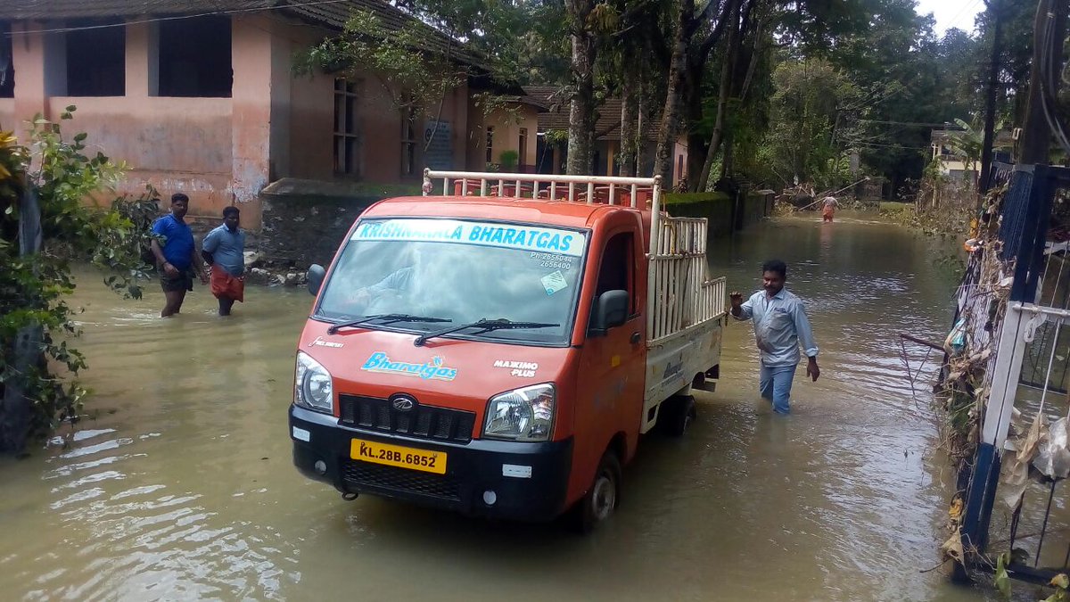 BPCLLPG's tweet photo. Kerala is getting back to normalcy, #Bharatgas on roads to deliver cyls to valued customers to enable them to cook food at home 
#KeralaWeAreWithYou @dpradhanbjp @AshutoshJindalS @cmdbpcl @singharunbpcl @ISrinivasRao2 @BPCLimited https://t.co/DN0brQlPgg