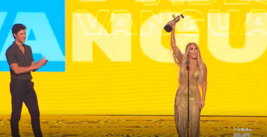 PopCrave's tweet photo. .@JLo is now on stage accepting her Video Vanguard Award. #VMAs https://t.co/iIm7pqErAM