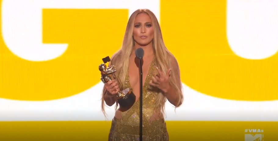 PopCrave's tweet photo. .@JLo is now on stage accepting her Video Vanguard Award. #VMAs https://t.co/iIm7pqErAM