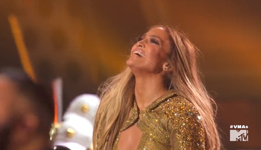 PopCrave's tweet photo. .@JLo just SLAYED her #VMAs performance. https://t.co/anRmFij252