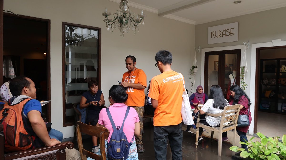 SashaKarina's tweet photo. Sempat juga mengenalkan toko display #kurase #kuraseshop yg menjual produk Indonesia yg berkualitas (proyek idealis utk bantu pengrajin kita) dpt visit ke https://t.co/HgdZr2oXze Terima kasih bg yg sdh berbelanja 😊. https://t.co/eqzU3aqsJ8