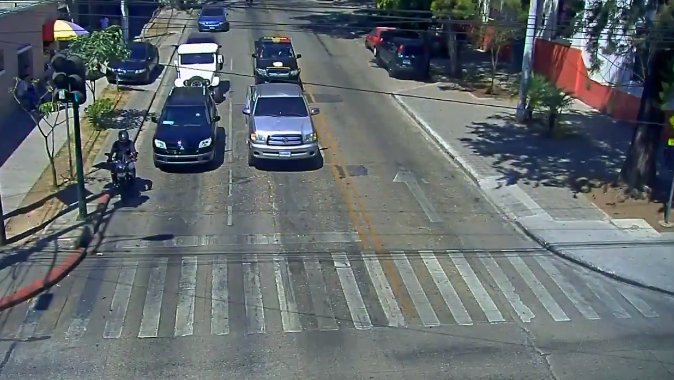EmisorasUnidas's tweet photo. Peatón es atropellado en zona 2 Capital y queda captado en cámara.

#VideoEU ► https://t.co/e26svUXnCw. https://t.co/33qVtdk0GR