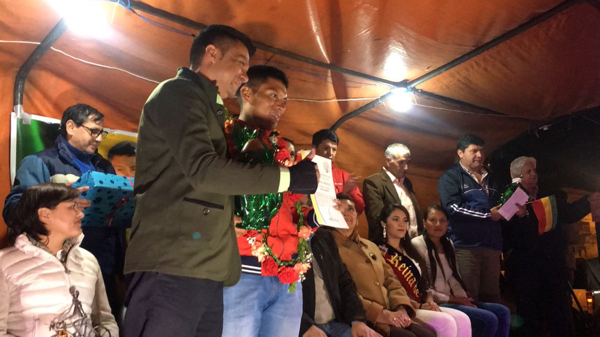 Alex Cruz, Gobernador de Carchi, junto a las distintas autoridades de la provincia rindieron un justo homenaje a Jonathan Caicedo, campeón de la "Vuelta Ciclista a Colombia  edición 68".