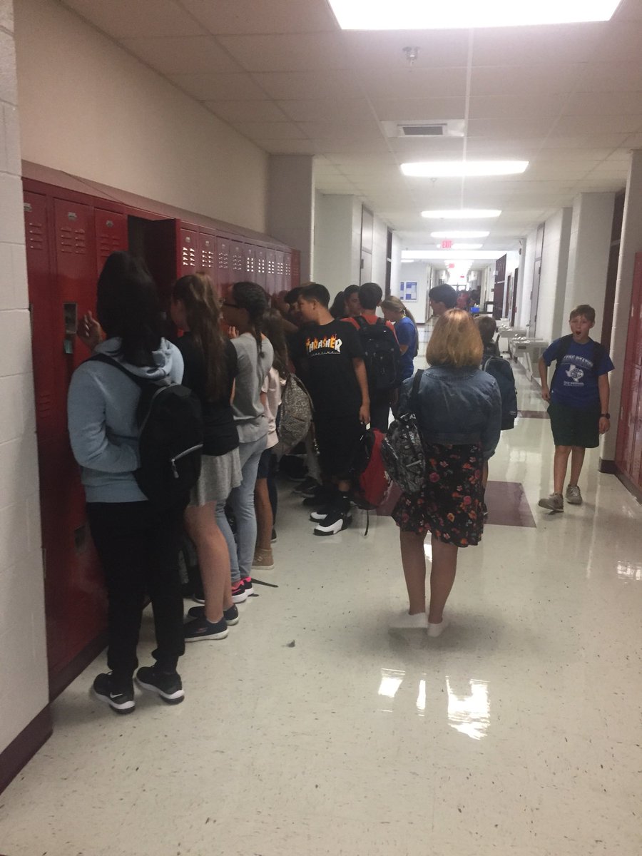 martinez_margie's tweet image. Excitement during locker  assignments today. #knightknation  #csisd