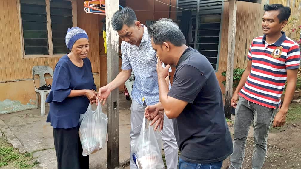 RazakRahmanN23's tweet photo. Pada 19/8/18 saya bersama Rakan2 Umno Caw. Tg Nibong #TelokMas di Program ziarah kasih dan ambil kesempatan ini bertanya khabar penduduk setempat. https://t.co/CpWob2M6An