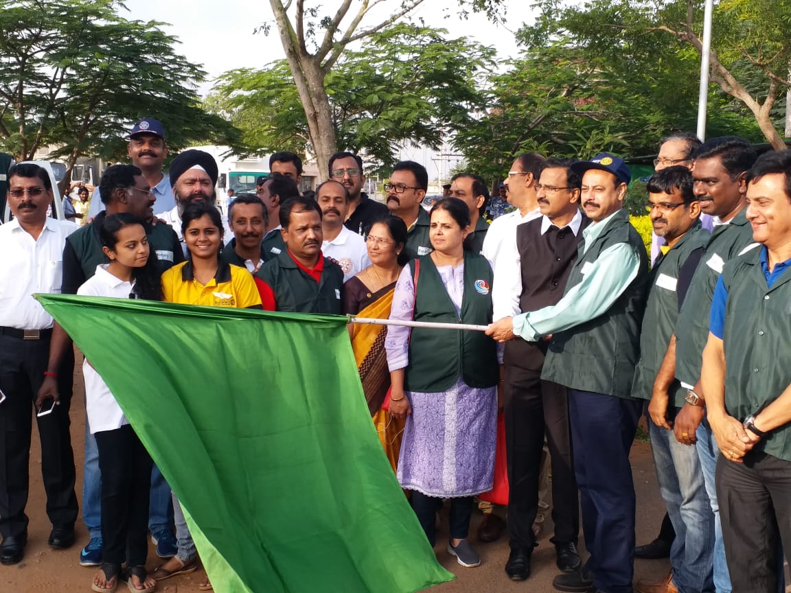 RccSpectrum's tweet image. A massive relief effort undertaken by Coimbatore Rotarians.  The rapid action force has come forward to manage the logistics and delivery. A herculean task flagged off by DG AV Pathy.  Rtn. Chendilnathan of Spectrum took the initiatives.
