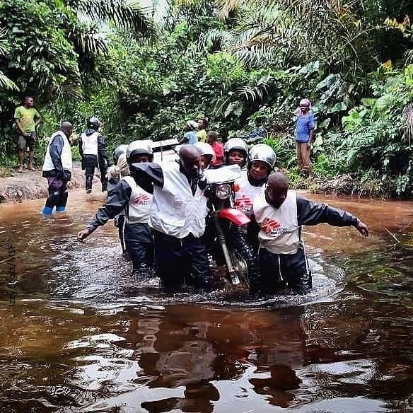 MSFcongo's tweet image. #RDC L'équipe mobile de la lutte vs la trypanosomiase humaine africaine ou maladie du sommeil, en mission d'exploration dans la prov du #Maniema. Elle surmonte toutes les difficultés pour atteindre les populations ayant peu ou pas d'accès aux soins de santé #DéfiLogistique