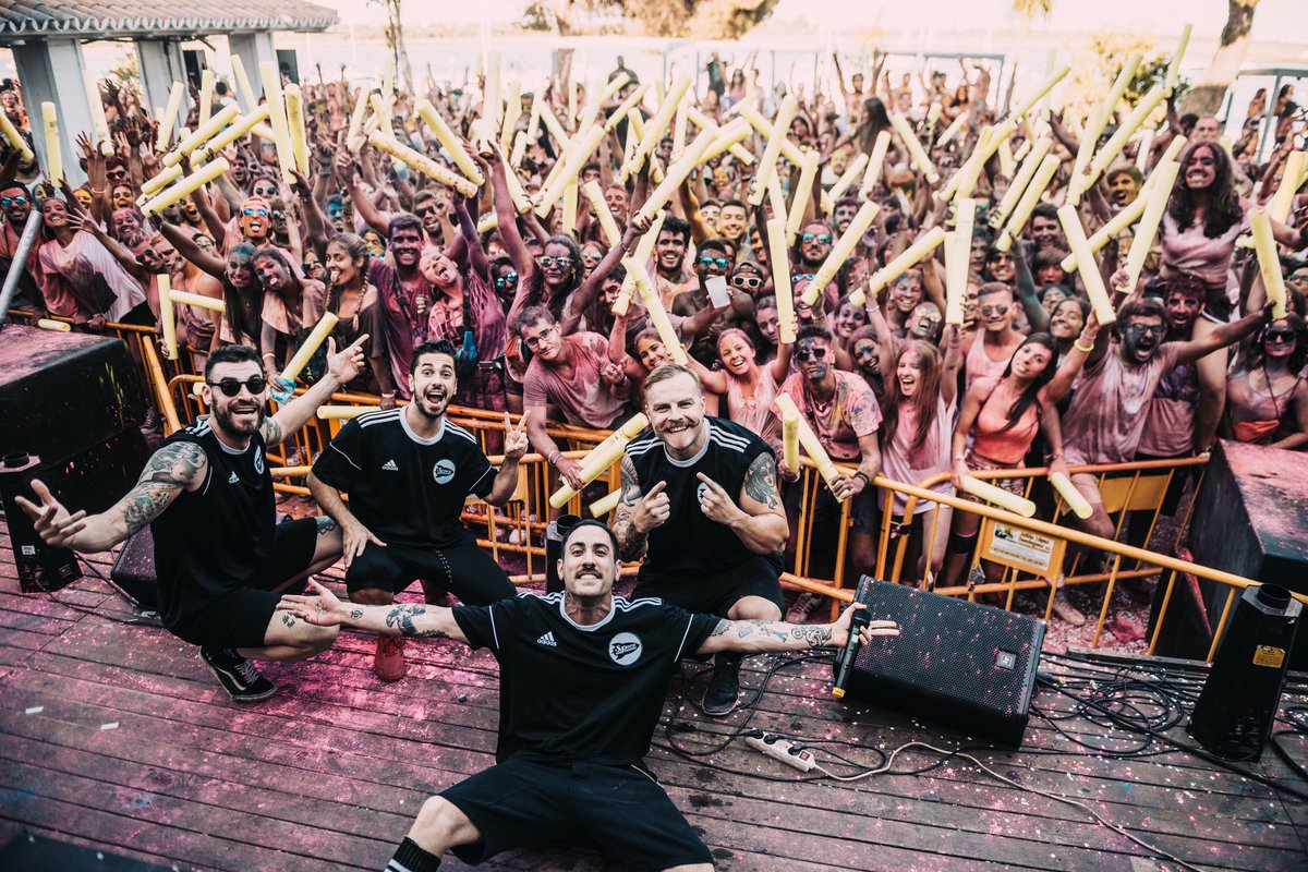 PUNTA UMBRIA SIEMPRE TIENE COLOR ESPECIAL ❤️🧡💛💚💙💜
Gracias <a href="/LivePuntaUmbria/">LIV Punta Umbría</a> por contar otro año más con nuestro jaleo. Brutal compartirlo junto con <a href="/Redfoo/">Redfoo ❌</a>, Micky Rodriguez, <a href="/Sergi0Contreras/">Sergio Contreras</a>, <a href="/mixandnoise/">mixandnoise</a>, Jose Giraldo, <a href="/kiko11orta/">Francisco J. Orta</a> y en especial con todos vosotros familia.