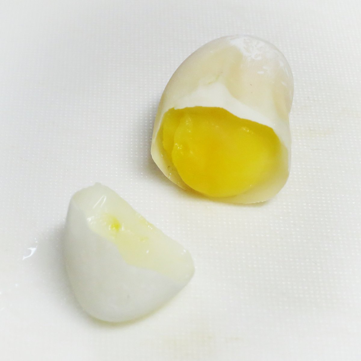 渡仁 とにん うちのカメコが よかったらこれ食べて と産んでくれた卵 無精卵 ボイルして美味しくいただきました 中身はほぼ黄身しかなく 味は薄味のウズラの卵みたい 塩を少々かけて 亀の卵