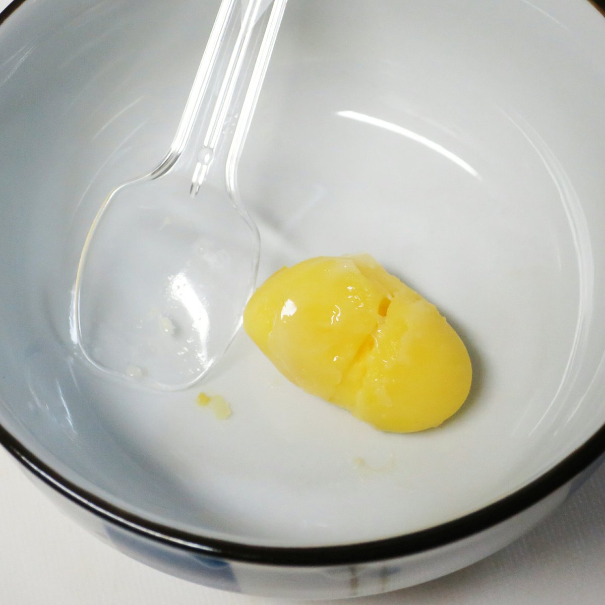 渡仁 とにん うちのカメコが よかったらこれ食べて と産んでくれた卵 無精卵 ボイルして美味しくいただきました 中身はほぼ黄身しかなく 味は薄味のウズラの卵みたい 塩を少々かけて 亀の卵