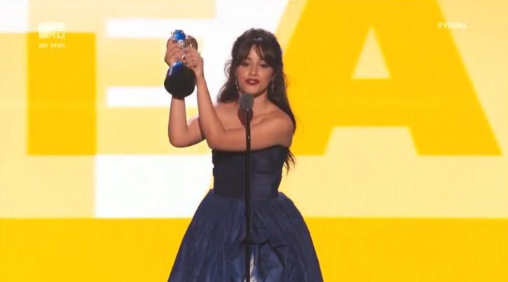 SE VOCÊS ACHAM QUE OS HUMILHADOS NÃO SERÃO EXALTADOS, APRESENTO A VOCÊS CAMILA CABELLO #VMAs