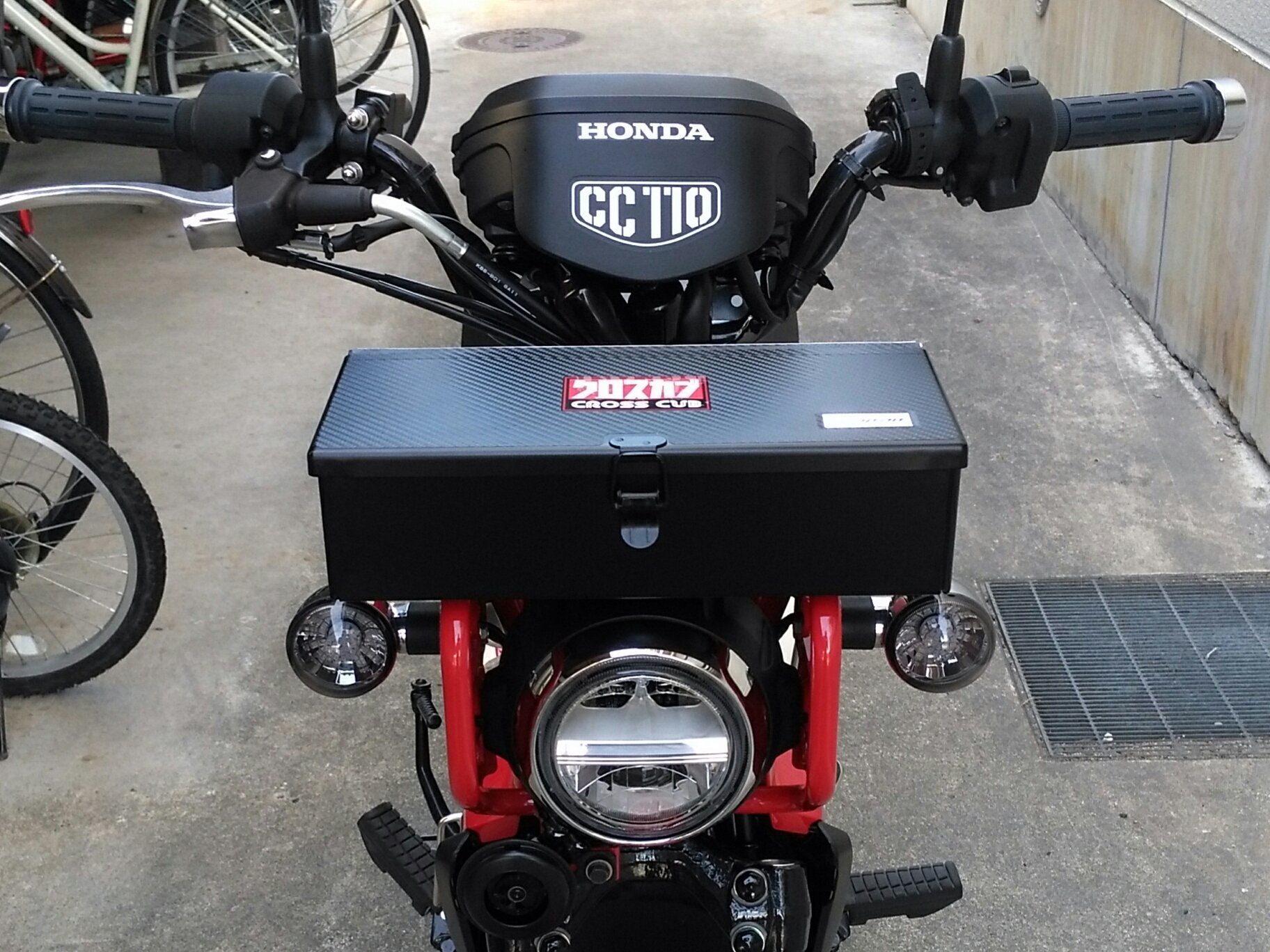 Yosemite Ct 一二五 ヘッドライトステーに取付ける 箱様のものをいろいろと試しています 今回は リングスターのrst 300 以前付けていた Rb 385よりも一回り小さいので 容量は劣りますが サイズ的には良い感じです 見た目優先なので キャリング