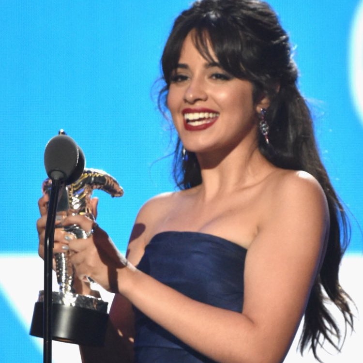 Não poderíamos estar mais orgulhosos! Camila Cabello ganhou dois prêmios das cinco categorias que estava concorrendo no #VMAs. Nossa fada cubana volta pra casa como “Artista do Ano” e com o “Vídeo do Ano”, umas das categorias mais importantes. Nós te amamos, <a href="/Camila_Cabello/">camila</a>!