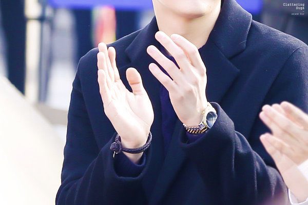 чимин бтс кольца. руки бтс хосок. тэхен бтс руки. руки тэхен из бтс. руки бтс.