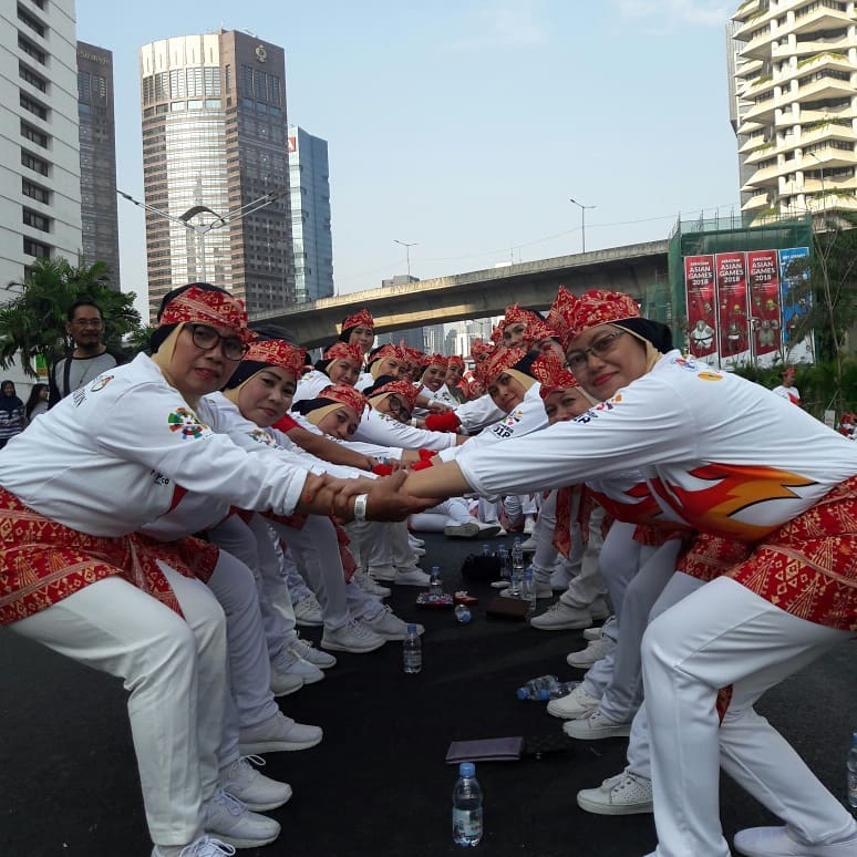 pocopocoGWR's tweet photo. Regu Nomor 68 Pasar Kita (Paskit) 1 dari Pamulang ini memberikan bbrp foto yang seru, lucu, yg menggambarkan kegembiraan, seperti foto tarik-tarikan ini. Selamat untuk Dwi Ernawati yg telah mewakili regunya mempos foto ini! #LombaFotoReguPocoPocoGWR
#pocopocogwr #pocopocogwr2018 https://t.co/IM9nGDw2VM