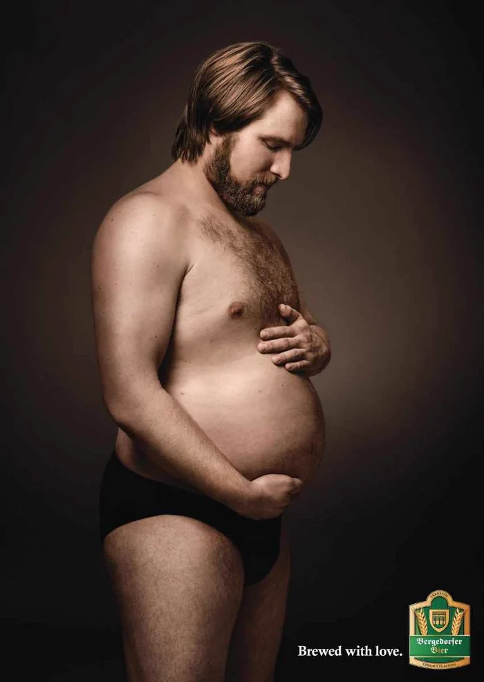 溢れる父性？ビール腹のおっさんをマタニティフォト風に撮ったポスターｗｗｗ