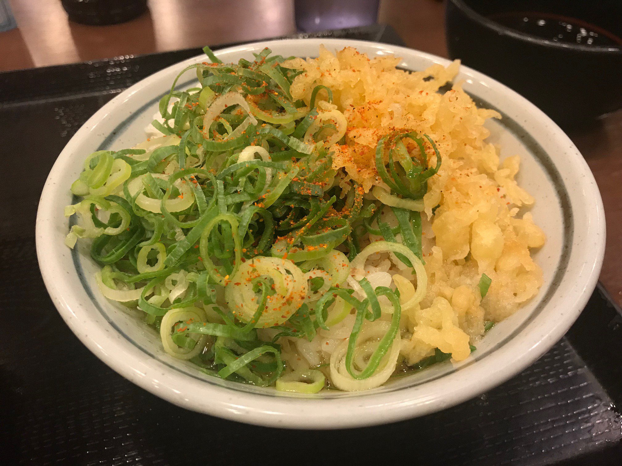 丸亀製麺【公式】 on Twitter "最近何かと話題に上がる「ネギ天かすだし茶漬け」を食べてきました！うどんの