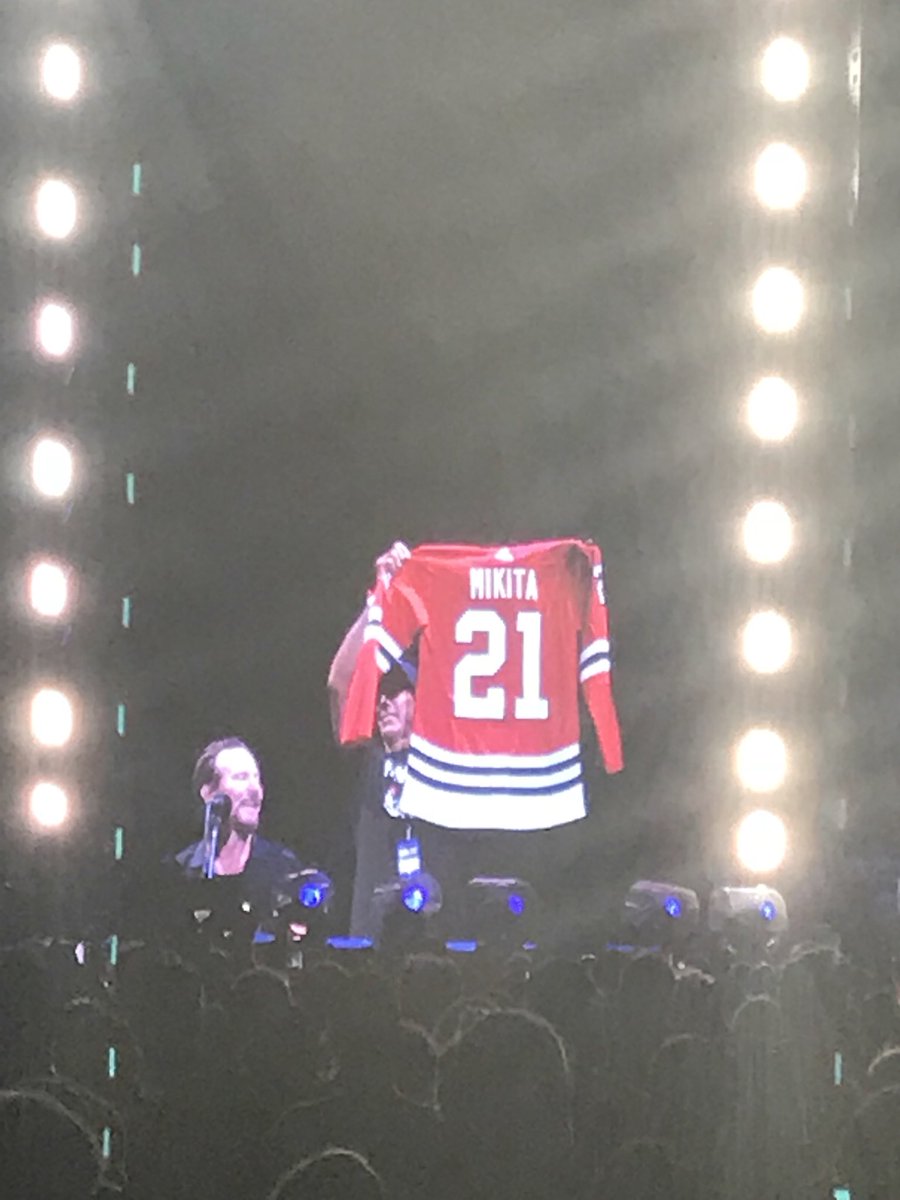 NHLBlackhawks's tweet photo. Blackhawks Ambassador Chris Chelios joins #PearlJam on stage at Wrigley for a tribute to Stan Mikita. #ComeBack #ForeverABlackhawk https://t.co/u6RdBsUHug