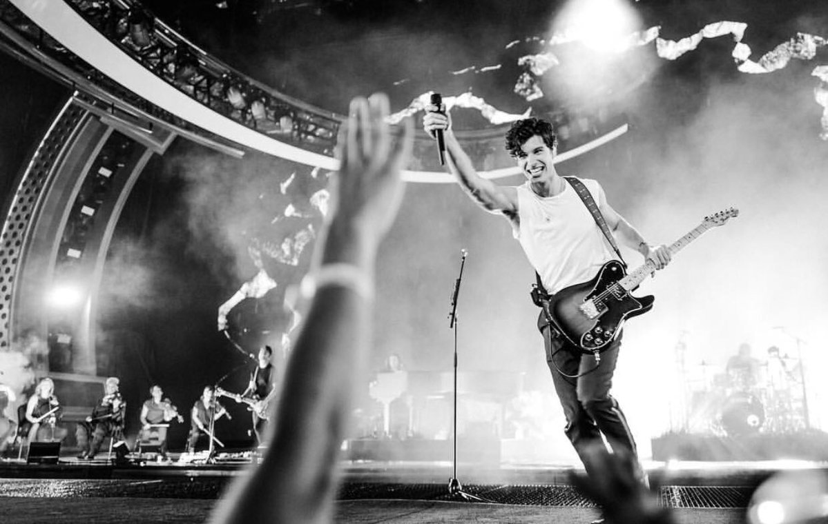 bestpicofshawn's tweet photo. YOU SMASHED TONIGHT @ShawnMendes #VMAs https://t.co/XFXw6sBqgK