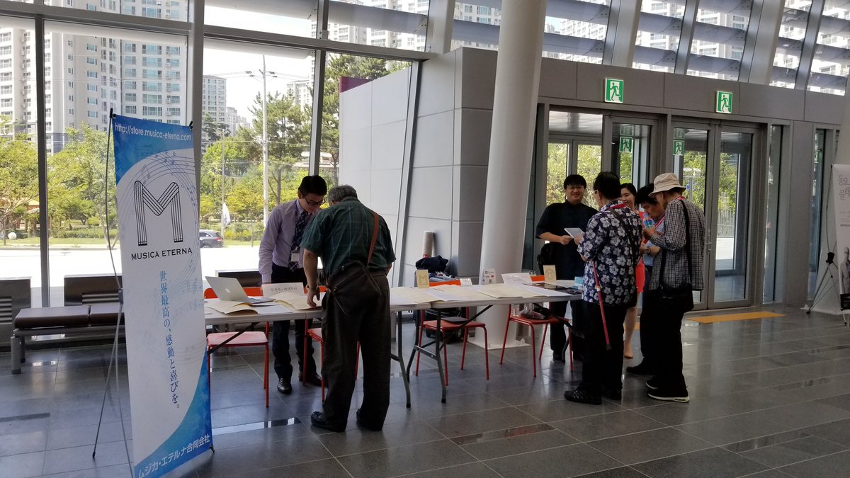 Red_Tuxedo's tweet photo. 韓国吹奏楽コンクール会場。

日本からムジカ･エテルナ合同会社さんがブースを構え熱心に日本の吹奏楽譜の紹介をしています。(ん？よく見ると大先生の姿も！w)

弁当もウマイし、今日のキメ(金海)は快晴！

…え？これから台風来るの？！(汗) https://t.co/LkPTEPpRkr