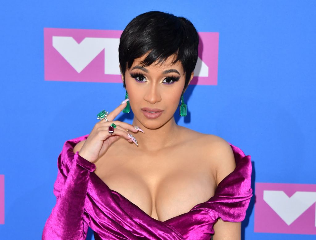 Mr_leun_toh_bad's tweet photo. Lets settle this guys 

Who's the better rapper

Retweet for cardi
Like for nikki #VMAs https://t.co/ynrxpyRht8