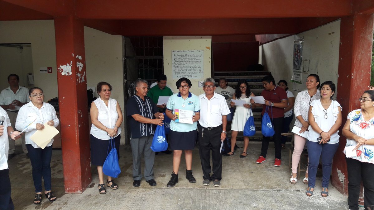 est17campeche's tweet photo. Entrega de reconocimientos y premios a alumnos ganadores en el Concurso Nacional de @disenaelcambio. Felicidades chic@s por dejar en alto el nombre de nuestra escuela #est17 #somos17 #DiseñaElCambio https://t.co/bCY62KXxb8
