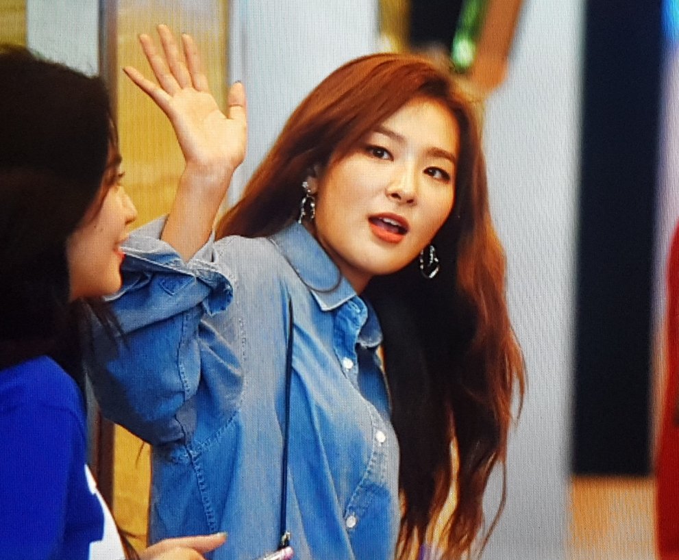chocnaut's tweet photo. 180821 red velvet kbs radio https://t.co/cF9DMEBxME