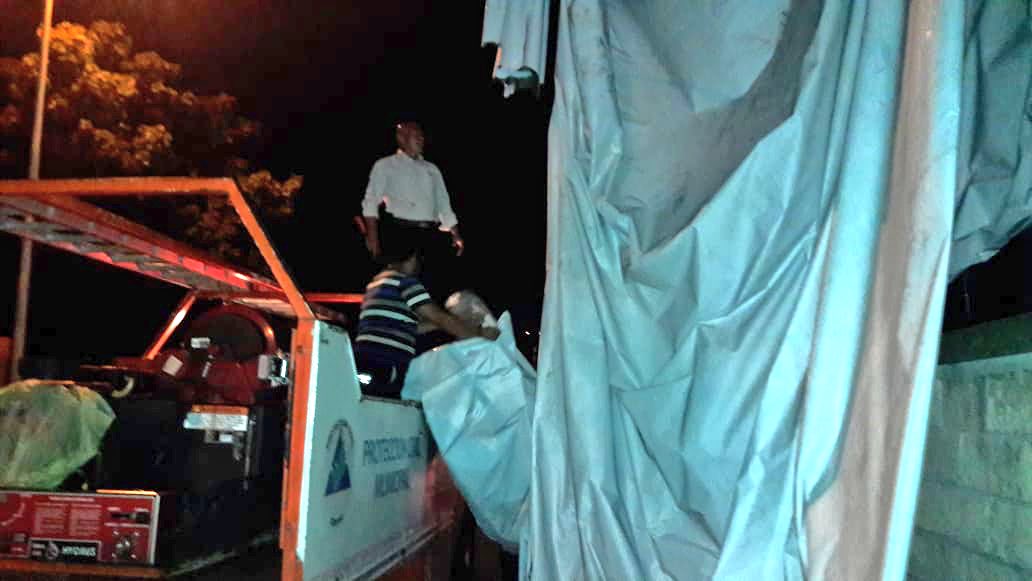 Se atiende reporte del 911 sobre un desprendimiento de una lona publicitaria de su estructura, originado por los fuertes vientos de esta tarde, siendo un riesgo para los automovilistas que transitan por el periférico a la altura de la col.carrizal, fue retirada.
@casildaruiz8