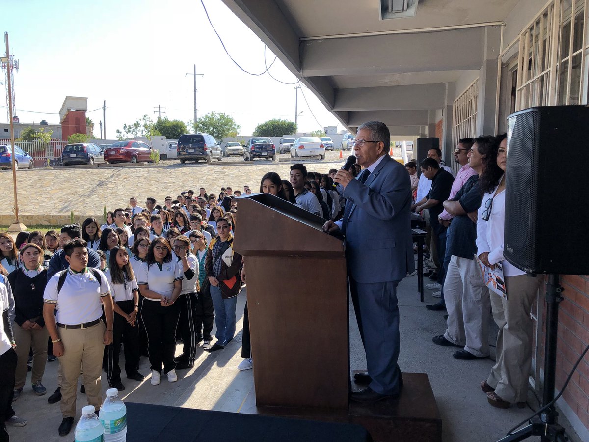 cobacjfeo's tweet photo. Agradecemos a nuestro Director General Profr. Jaime Rosales López por acompañarnos en la apertura del Ciclo Escolar 2018-2019, en la que se realizó la entrega simbólica de los libros de texto gratuitos. #cobac #saltillo #jfeo https://t.co/sBZftJdkZS