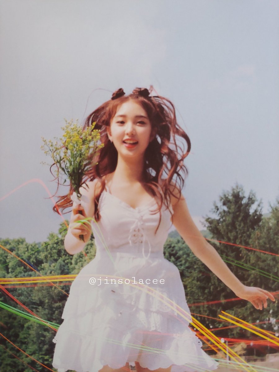 lowqyeojin's tweet photo. Yeojin scans ver B album [ + + ]

○° jinsolacee

#LOONA #LOONA_HiHigh #이달의소녀 #여진 https://t.co/emuvloM4eq