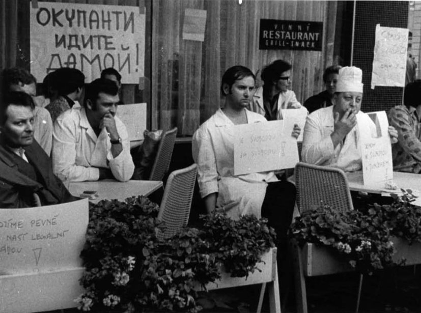 Dodis's tweet photo. Impressions de l'#occupation de #Prague données par l'ambassadeur #Suisse en #Tchécoslovaquie, Samuel F. Campiche, le 24 août 1968: «Toute la population montre d'une manière éclatante et calme réprobation»: https://t.co/l16k579dIo #histCH #invaze1968 (cf. https://t.co/pmPZvQ7fk1) https://t.co/RLuTdGUMPQ