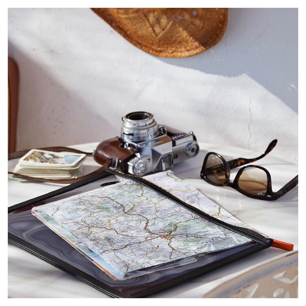 StowLondon's tweet photo. The Leather See-view Folio. Carolโs current favourite Stow piece. The design is based on a walking map case, but is also great for keeping documents together on family travels.
#traveltuesday #doyoutravel #walkingmaps #walktheworld https://t.co/qMC7DM6utD