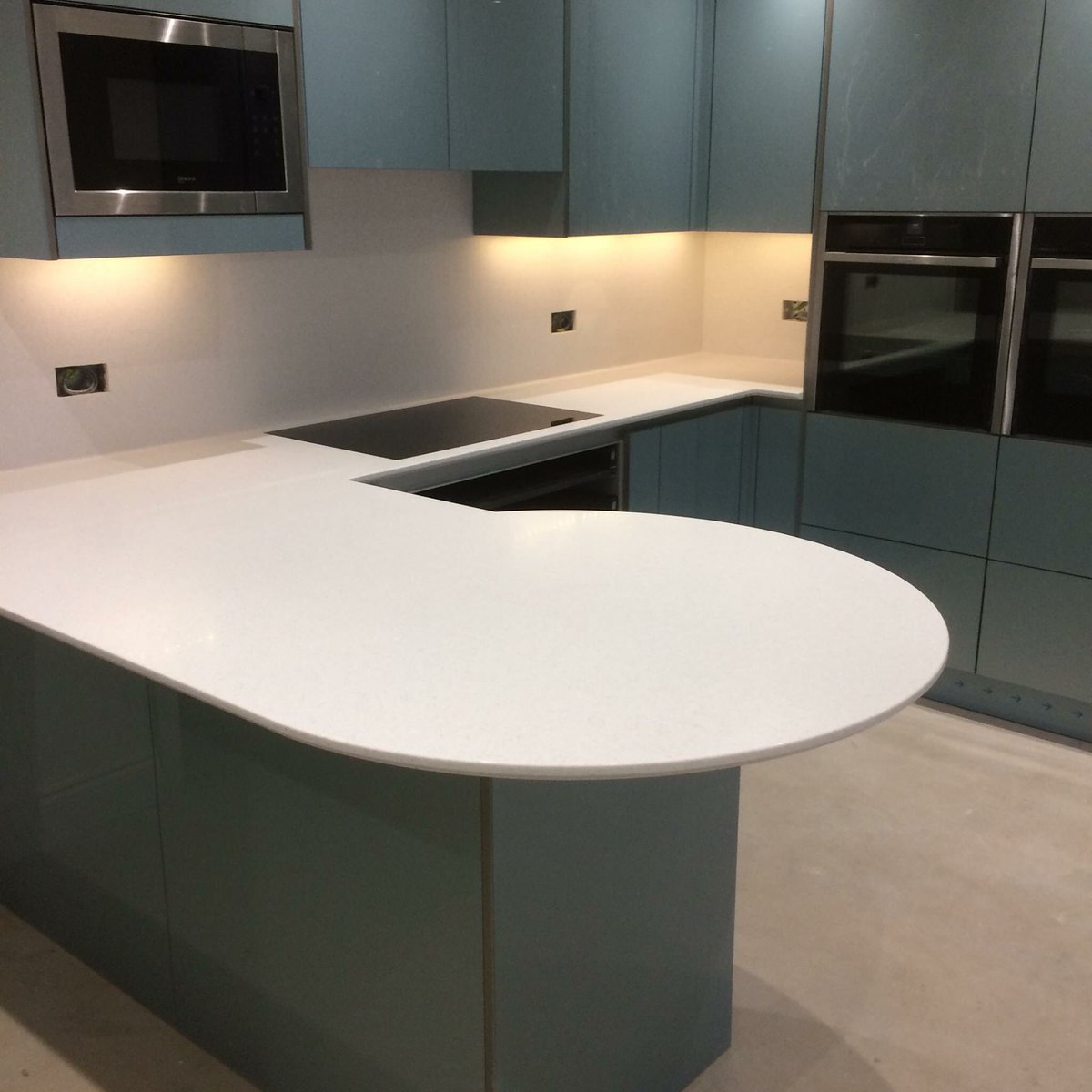 Techtops08's tweet image. This shark nose island looks awesome #corian #Everest #awesome #kitchen #island #sharknose @DuPont_News @coriandesign