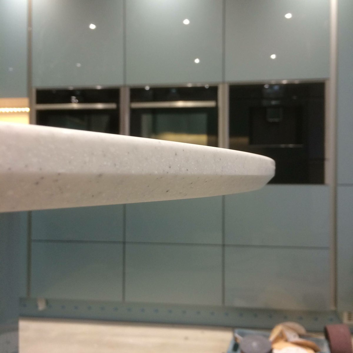 Techtops08's tweet image. This shark nose island looks awesome #corian #Everest #awesome #kitchen #island #sharknose @DuPont_News @coriandesign