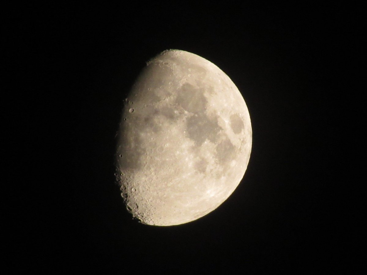 SunnySyracuse's tweet photo. Tonight's moon, pictures taken by Diane Wade. https://t.co/wzRWRBP4hq