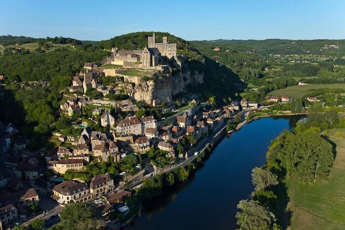 Ô Mon Château 🏰 (@omonchateau) on Twitter photo J'apprends avec horreur le projet de déviation routière à Beynac, qui risque de changer l'image de la vallée de la Dordogne ! Site protégé et classé au patrimoine mondial de l'<a href="/UNESCO/">UNESCO 🏛️ #Education #Sciences #Culture 🇺🇳</a>.
Une déviation qui passerait au-dessus de la rivière. 
C'est honteux <a href="/MinistereCC/">Ministère de la Culture 🇫🇷</a> <a href="/UNESCO_fr/">UNESCO en français</a> ! J'apprends avec horreur le projet de déviation routière à Beynac, qui risque de changer l'image de la vallée de la Dordogne ! Site protégé et classé au patrimoine mondial de l'<a href="/UNESCO/">UNESCO 🏛️ #Education #Sciences #Culture 🇺🇳</a>.
Une déviation qui passerait au-dessus de la rivière. 
C'est honteux <a href="/MinistereCC/">Ministère de la Culture 🇫🇷</a> <a href="/UNESCO_fr/">UNESCO en français</a> !