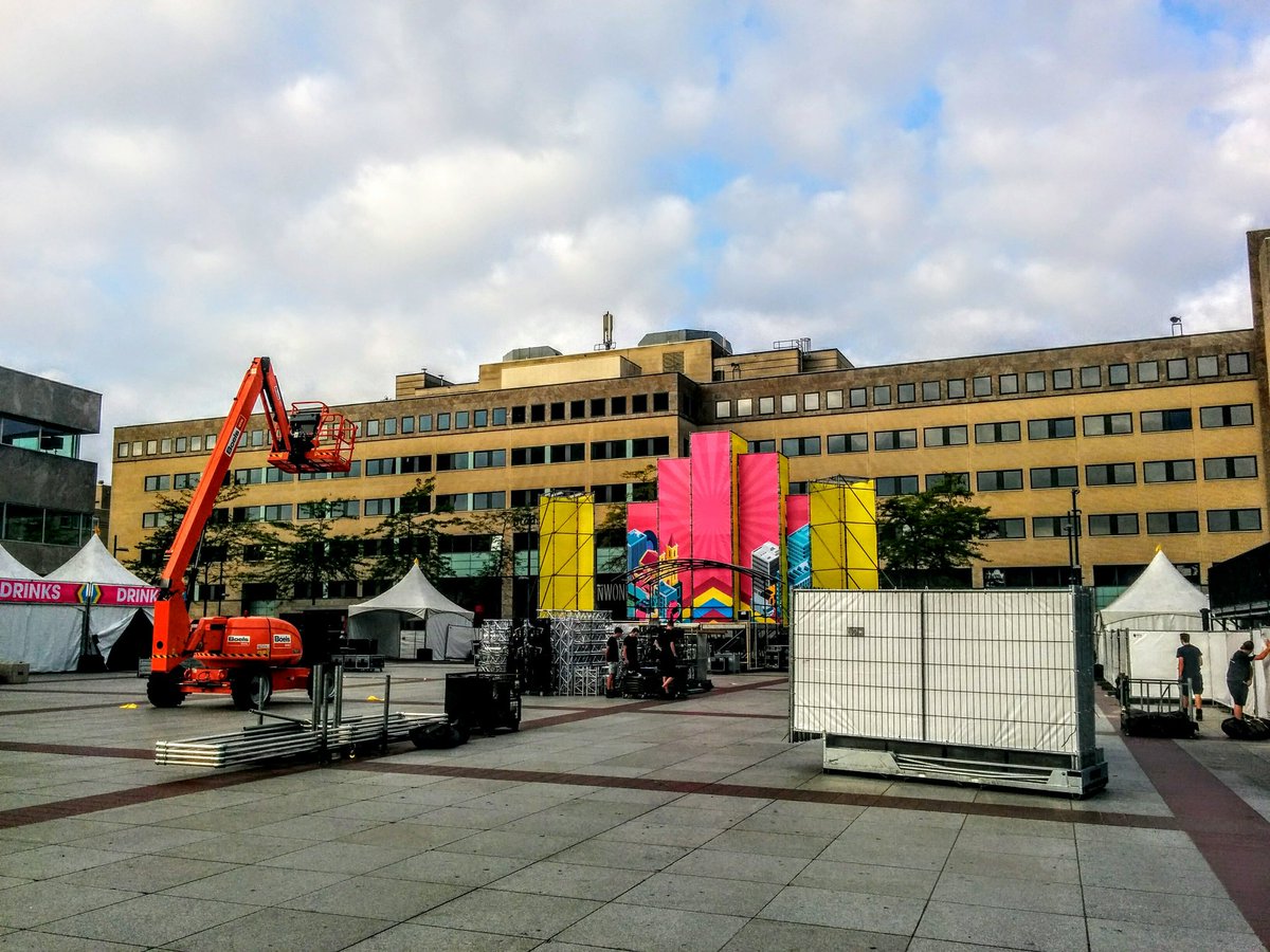 evenck's tweet image. De stad bouwt aan een warm welkom feestje voor de nieuwste lichting studenten van @Fontys, @TUeindhoven en @DAEnews. Have fun peeps! #INTRO #intro2018 #introtue #purple