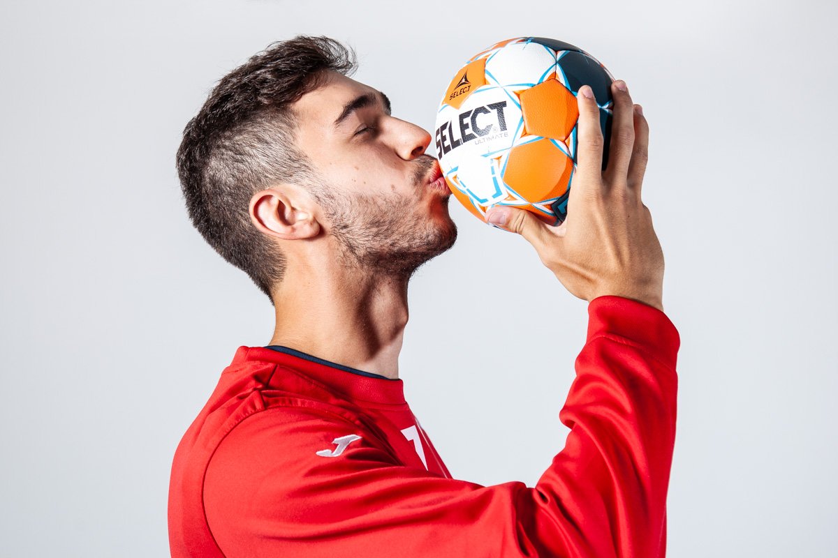 📸 Los guardametas son los que más sufren la velocidad del Balón SELECT rumbo a la portería 😯 pero parece que <a href="/CCallelobo/">Carlos Calle</a> ha tenido un flechazo💔 con el nuevo modelo ULTIMATE para las competiciones ASOBAL 2018/2019...😚