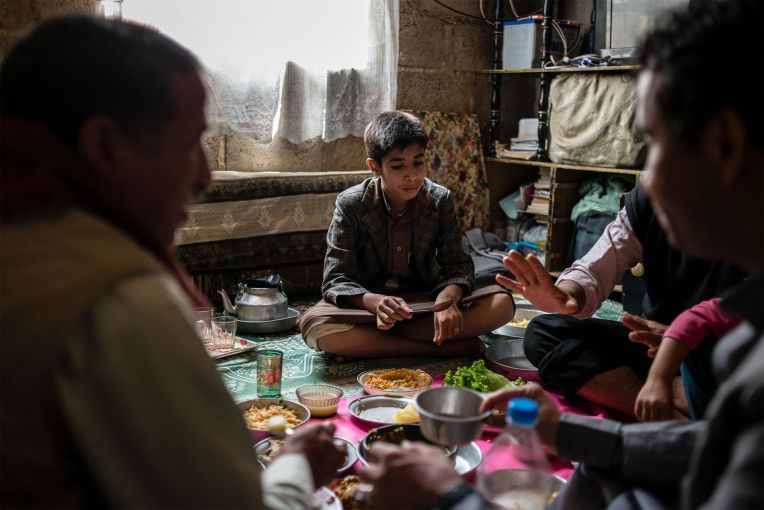 CivCenter's tweet image. “We are exhausted now. I’m working hard for my children, but I’m putting in particular effort with my son. He’s 13. Before the war, he was only studying, but now I see him looking for work…looking to become a man.”
pulitzercenter.org/reporting/war-… 
via @alexkpotter @pulitzercenter #Yemen