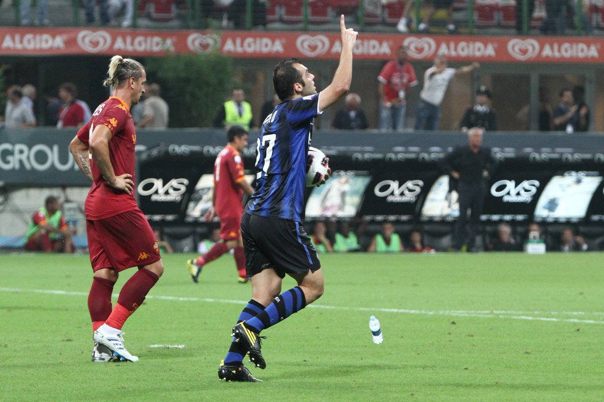Inter's tweet image. 🔙 21 agosto 2010

🏟️ #InterRoma 3-1
⚽️ Goran Pandev
⚽️⚽️ @setoo9 

🏆 Supercoppa Italiana

🖤💙 #OnThisDay #ForzaInter