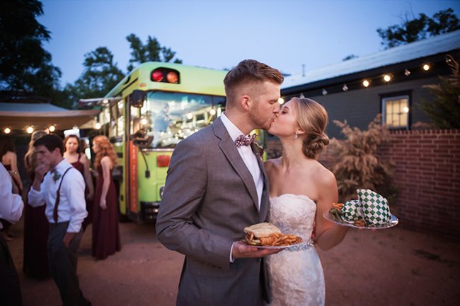 Cuando quieres darle un toque original a un día muy especial. 😍😯 Llámanos a 673112646.
#Foodtruck #BodasOriginales #Bodas #Wedding #Murcia #Alicante #Elche #WeddingDay #FoodtruckWedding