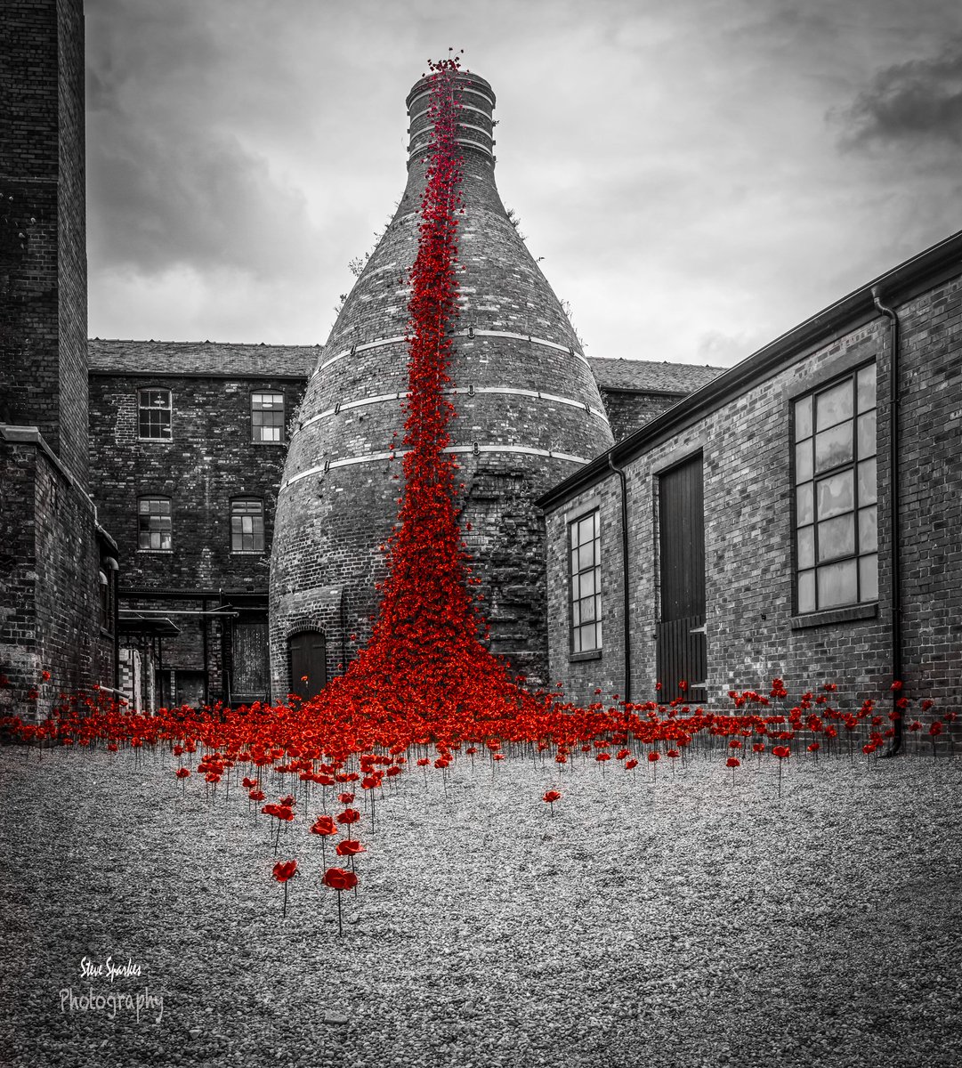 sps_photo's tweet photo. Get yourself down to @Middleport_Pot  @visit_stoke to see the Weeping Window poppies installation . Absolutely stunning and thought provoking.
#poppiestour
#weepingwindow
#weepingwindowpoppies
#weepingwindows
#weepingwindowstoke https://t.co/nqh6JSyWQX