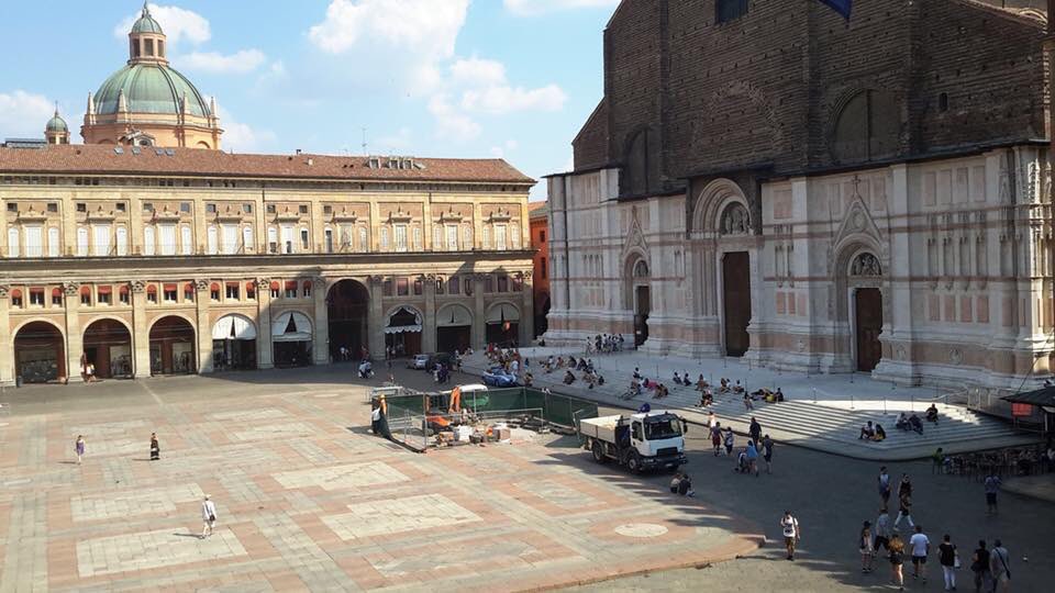 comunebologna's tweet photo. Sono cominciati in #PiazzaMaggiore i lavori per realizzare due rampe di accesso al #Crescentone e abbattere così le barriere architettoniche. I lavori proseguiranno fino al 9 settembre. Leggi la notizia: https://t.co/hahBYULeg8 #Bologna https://t.co/3mu38cgoMx