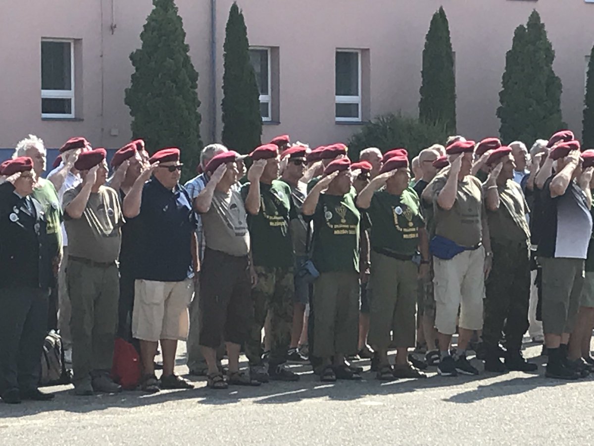 Kvasnicka_CT's tweet image. Pořád hrdí. 7.výsadkový pluk v Holešově přesně po 50 letech. 21/8/1968 nepustili okupanty do kasáren,malé oddíly čekaly v lese na rozkaz k boji. Třeba se pokusit vysvobodit internovaného A.Dubčeka. Rozkaz nepřišel, za rok pluk rozpustili, velitele suspendovali.