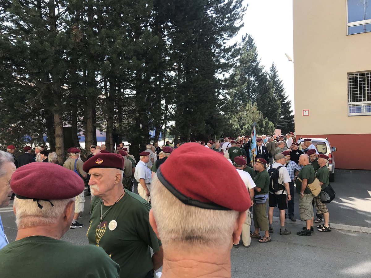 Kvasnicka_CT's tweet image. Pořád hrdí. 7.výsadkový pluk v Holešově přesně po 50 letech. 21/8/1968 nepustili okupanty do kasáren,malé oddíly čekaly v lese na rozkaz k boji. Třeba se pokusit vysvobodit internovaného A.Dubčeka. Rozkaz nepřišel, za rok pluk rozpustili, velitele suspendovali.