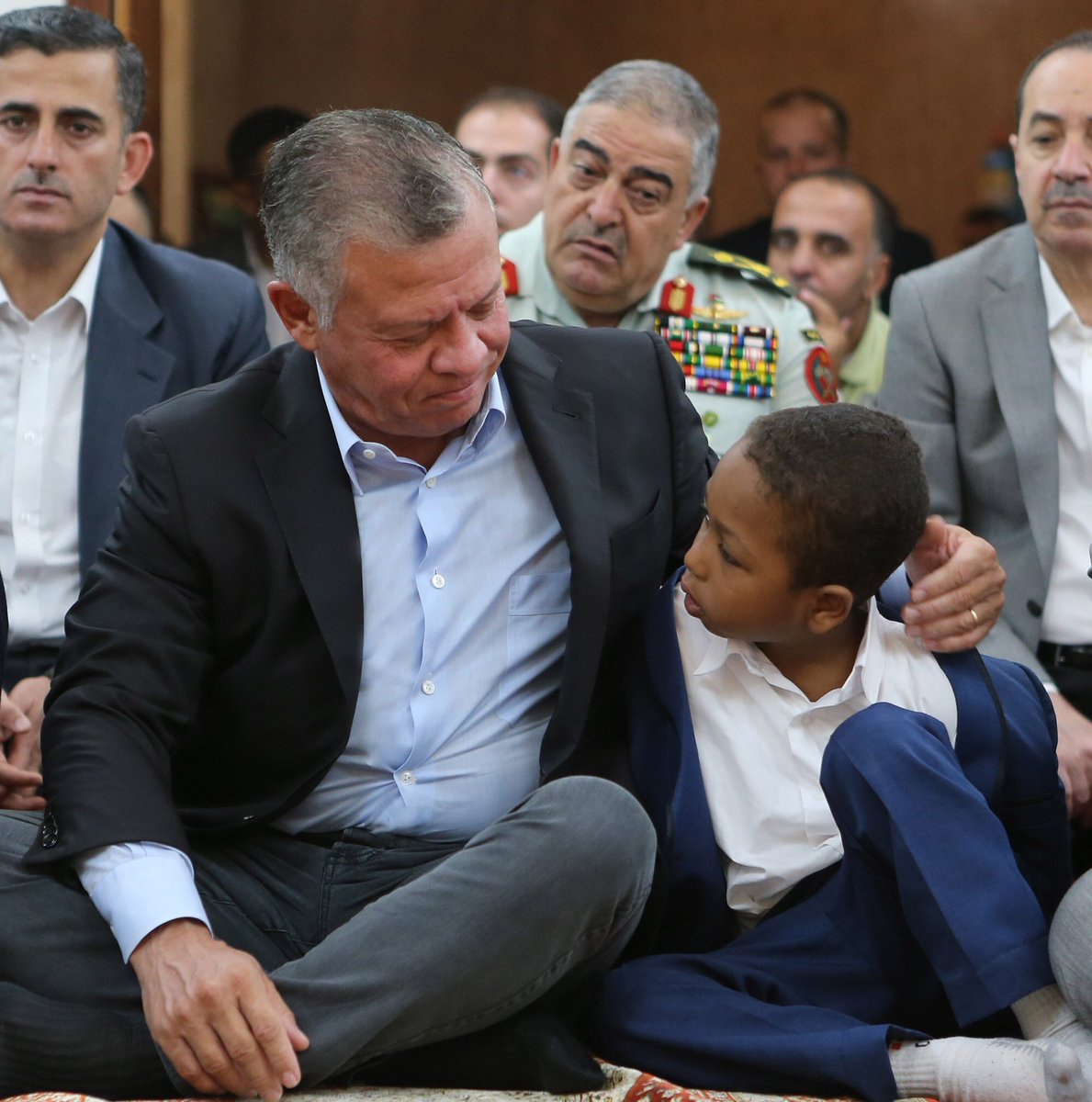 على قدما بتوجع القلب هالصوره، على قدما بتفرحه⁦🇯🇴⁩ هذا هو #الأردن 🙏⁦⁩⁦🇯🇴⁩ 

الملك الإنسان🙏⁦⁩⁦❤️

أدى جلالة الملك وسمو ولي العهد صلاة عيدالأضحى المبارك في مسجد الحرس الملكي بالعقبة بين أسر شهداء السلط والفحيص الحمدلله على نعمة الهاشميين🙏
goo.gl/ivLj4A