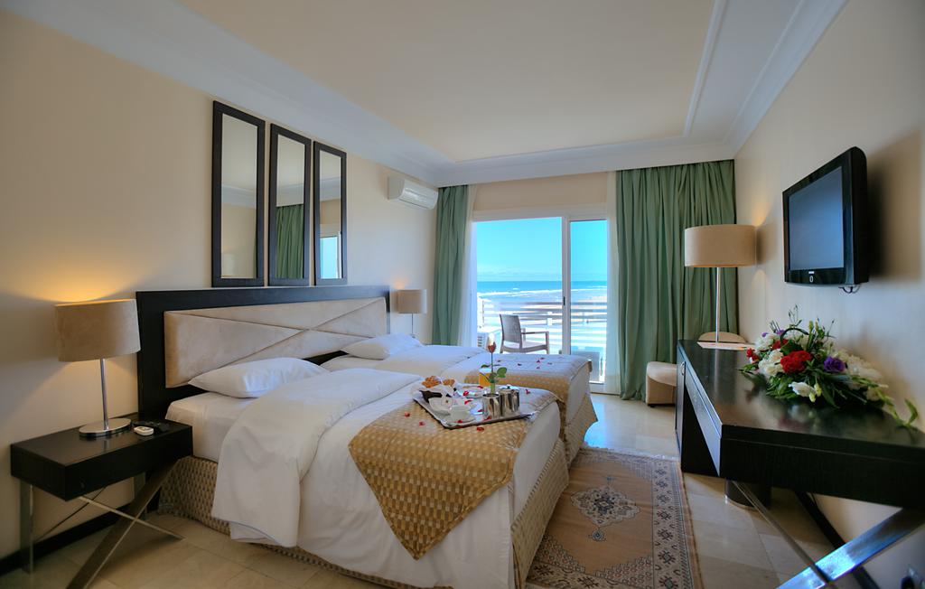 GomorokkoM's tweet image. You can order a continental breakfast in the morning or have your coffee on the terrace. For the other meals, you can eat in the restaurant which proposes local and international specialities. 
Discover our #offers 🛏 from 169 € ⏩bit.ly/2wfPgDL
#travellife #hotel